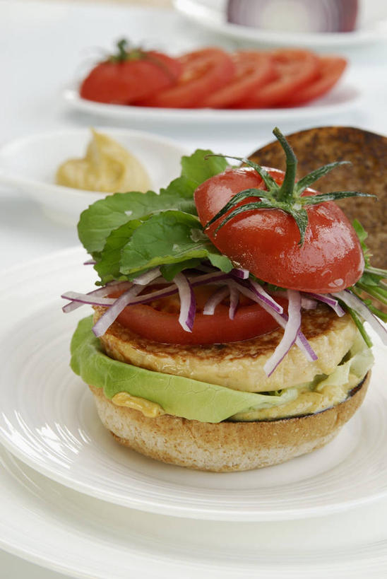 点心,面包,豆腐,无人,竖图,俯视,室内,特写,白天,烹饪,西餐,餐桌,桌子,蔬菜,西红柿,洋葱,餐具,阴影,新鲜,反射,碟子,盘,影子,汉堡,料理,食品,面点,菜肴,美食,食物,糕点,一个,盘子,碟,快餐,西式,佳肴,有机食品,绿色食品,单个,餐台,豆制品,玉葱,西式快餐,垃圾食品,圆葱,洋葱头,球葱,番茄,葱头,彩图,高角度拍摄