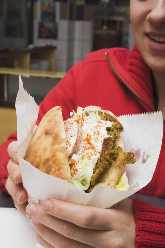 点心,面包,东方人,一个人,笑,微笑,露齿笑,竖图,室内,特写,白天,正面,烹饪,西餐,蔬菜,袋子,亚洲,仅一个男性,仅一个人,仅一个中年男性,握,服装,朦胧,模糊,新鲜,纸袋,豆类,三明治,料理,食品,面点,拿,拿着,休闲装,黄种人,菜肴,美食,食物,糕点,一个,衣服,红色,容器,快餐,休闲,休闲服,西式,握着,服饰,佳肴,有机食品,绿色食品,单个,储藏,储存,西式快餐,鹰嘴豆,皮塔饼,三文治,回鹘豆,桃豆,鸡豆,诺胡提,口袋面包,男人,男性,中年男性,亚洲人,半身,彩图,贮存