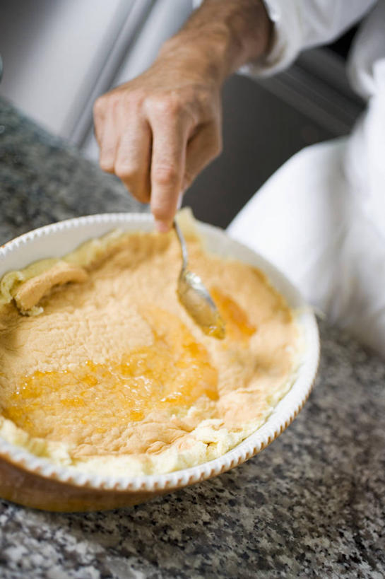 点心,西方人,手,一个人,厨师,竖图,俯视,室内,特写,白天,下午茶,餐桌,厨房,桌子,欧洲,欧洲人,仅一个男性,仅一个人,仅一个中年男性,握,阴影,朦胧,模糊,反射,影子,食品,拿,拿着,食物,糕点,果酱,手部,握着,餐台,单手,海绵蛋糕,果子酱,男人,男性,中年男性,白种人,厨师长,厨子,大厨,主厨,半身,彩图,高角度拍摄,灶间,蛋糕