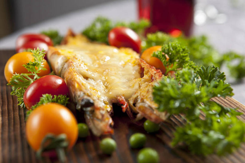 海鲜,龙虾,无人,横图,俯视,室内,特写,白天,烹饪,中餐,植物,餐桌,桌子,豆,蔬菜,西红柿,阴影,朦胧,模糊,新鲜,反射,影子,豆类,豆子,虾,料理,食品,水产,菜肴,美食,海洋生物,食物,中式,佳肴,有机食品,绿色食品,餐台,水生动物,海产品,水生物,海底动物,豆科,青大豆,青豆,番茄,彩图,高角度拍摄