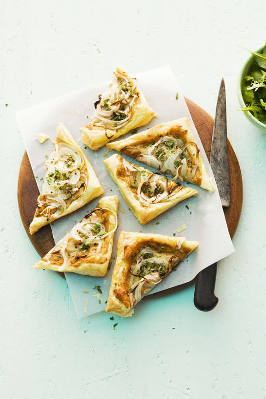 点心,无人,竖图,俯视,室内,特写,白天,下午茶,餐桌,桌子,蔬菜,洋葱,餐具,金属制品,一把,切开,阴影,新鲜,反射,金属,碟子,工具,盘,影子,食品,刀具,蛋挞,食物,糕点,一个,盘子,碟,刀,切,有机食品,绿色食品,单个,餐台,玉葱,菜刀,剖面,切面,切菜刀,蛋塔,圆葱,洋葱头,球葱,葱头,彩图,高角度拍摄