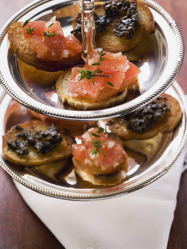 点心,面包,无人,竖图,俯视,室内,特写,白天,餐桌,桌子,橄榄,蔬菜,西红柿,餐具,水果,阴影,新鲜,反射,碟子,盘,影子,生食,食品,面点,果实,吐司,蔬果,食物,糕点,两个,盘子,碟,有机食品,绿色食品,餐台,法式面包,吐司面包,青果,白榄,番茄,彩图,高角度拍摄,多士,听型面包