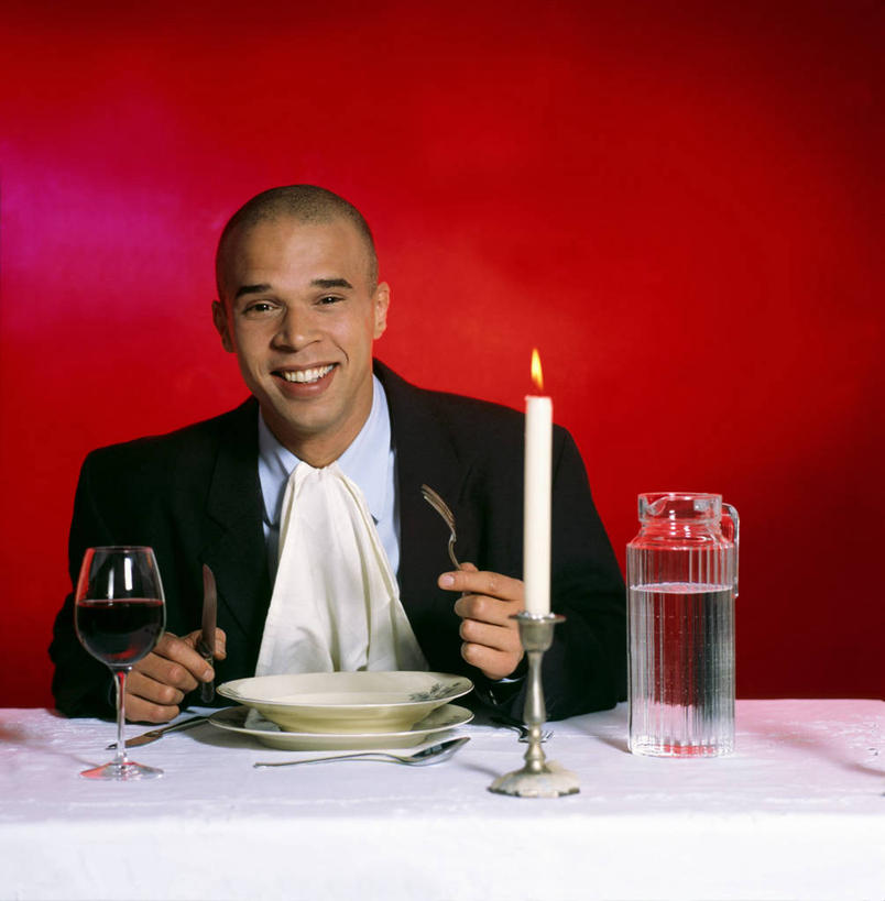 红酒,葡萄酒,西方人,一个人,餐厅,坐,笑,微笑,露齿笑,竖图,室内,白天,正面,西装,杯子,餐具,蜡烛,欧洲,非洲,黑人,欧洲人,仅一个男性,仅一个人,握,阴影,套装,服装,正装,光线,叉子,碟子,高脚杯,火焰,盘,影子,烛光,墙,红酒杯,酒类,燃烧,拿,拿着,注视,职业装,墙壁,墙面,玻璃制品,酒,饮料,仅一个年轻男性,衣服,红色,盘子,酒杯,碟,点燃,观察,看,红葡萄酒,握着,服饰,观看,察看,衣着,葡萄酒杯,穿着,关注,餐叉,衣饰,男人,男性,年轻男性,非洲人,玻璃杯,进餐用具,坐着,半身,彩图,餐馆,饭店,饭馆