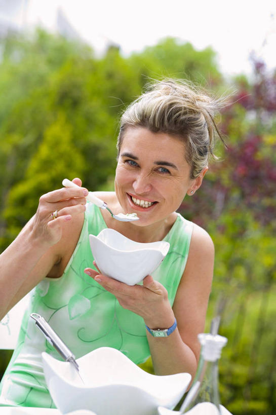 牛奶,西方人,一个人,坐,笑,微笑,露齿笑,竖图,室外,白天,正面,植物,黄瓜,蔬菜,欧洲,欧洲人,仅一个女性,仅一个人,握,服装,朦胧,模糊,新鲜,时间,时钟,手表,勺子,陶瓷,食品,陶瓷制品,饮品,营养,拿,计时,拿着,注视,休闲装,酸奶,树,树木,食物,饮料,衣服,绿色,自然,容器,调羹,汤匙,碗,钟表,观察,看,仅一个中年女性,休闲,休闲服,表,握着,服饰,有机食品,绿色食品,生长,成长,观看,储藏,腕表,察看,乳制品,奶,储存,关注,发酵,优格,优酪乳,女人,女性,中年女性,白种人,钟,青瓜,胡瓜,坐着,半身,彩图,贮存