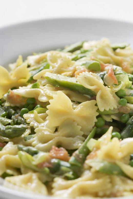 面食,面条,意大利面,无人,竖图,俯视,室内,特写,白天,白色背景,西餐,餐桌,桌子,蔬菜,一堆,阴影,堆叠,堆积,新鲜,反射,影子,陶瓷,面,料理,食品,陶瓷制品,食物,一个,容器,碗,西式,摄影,有机食品,绿色食品,影棚,单个,餐台,储藏,堆,蝴蝶面,储存,彩图,高角度拍摄,影棚拍摄,拍摄,贮存