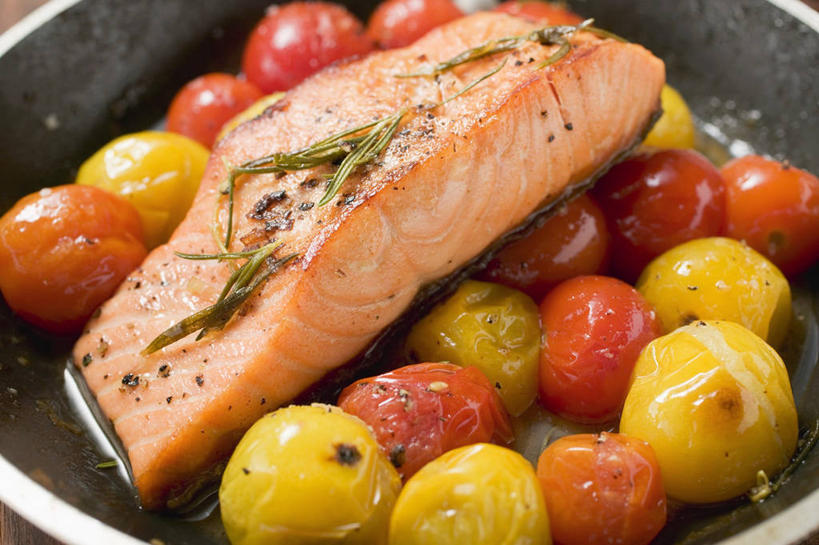 三文鱼,无人,横图,俯视,室内,特写,白天,烹饪,西餐,餐桌,桌子,鲑鱼,西红柿,小番茄,阴影,朦胧,模糊,反射,木制,影子,调味,肉,香料,鱼肉,佐料,料理,食品,菜肴,美食,肉类,食物,一个,黄色,红色,木制品,容器,碗,西式,佳肴,单个,餐台,储藏,大马哈鱼,迷迭香,配料,储存,肉食,撒蒙鱼,萨门鱼,冰海之皇,鲑,海洋之露,作料,马哈鱼,麻哈鱼,大麻哈鱼,小西红柿,樱桃小番茄,珍珠小番茄,樱桃番茄,圣女果,番茄,彩图,高角度拍摄,贮存