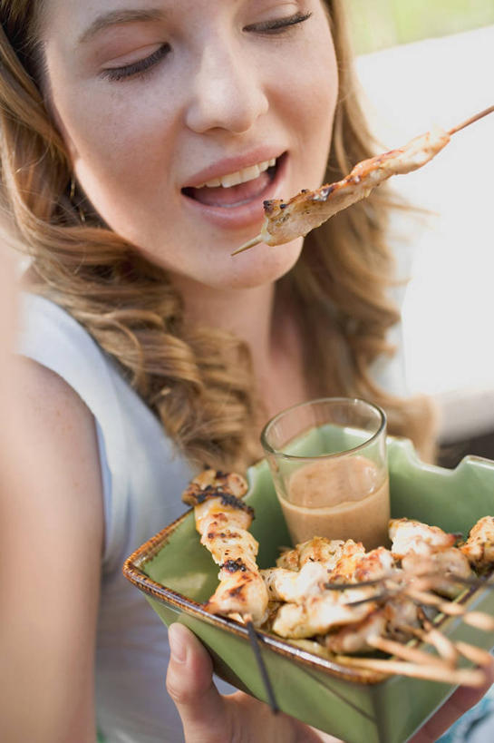 西方人,一个人,站,吃,竖图,室内,白天,正面,植物,豆,花生,欧洲,欧洲人,仅一个年轻女性,仅一个女性,仅一个人,阴影,服装,朦胧,模糊,反射,影子,纸盒,豆类,豆子,调料,鸡肉,酱料,酱汁,肉,佐料,坚果,调味品,调味料,注视,休闲装,酱,肉类,盒子,衣服,包装盒,观察,看,站着,张嘴,休闲,休闲服,服饰,长生果,观看,察看,关注,花生仁,张大嘴巴,肉食,豆科,取食签,落花生,落生,年轻女性,女人,女性,白种人,张开嘴,花生米,花生豆,嚼,食,站立,半身,彩图