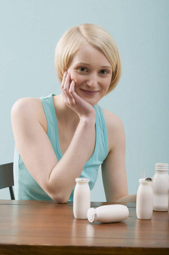 西方人,一个人,坐,笑,微笑,竖图,室内,白天,正面,餐桌,桌子,椅子,欧洲,欧洲人,仅一个年轻女性,仅一个女性,仅一个人,撑,阴影,服装,反射,木制,影子,食品,甜点,甜品,托腮,注视,休闲装,玻璃制品,食物,饮料,衣服,白色,玻璃瓶,木制品,瓶子,甜食,观察,看,托,休闲,休闲服,冰淇淋,服饰,餐台,观看,鲜奶,察看,关注,托下巴,奶昔,年轻女性,女人,女性,白种人,坐着,半身,彩图