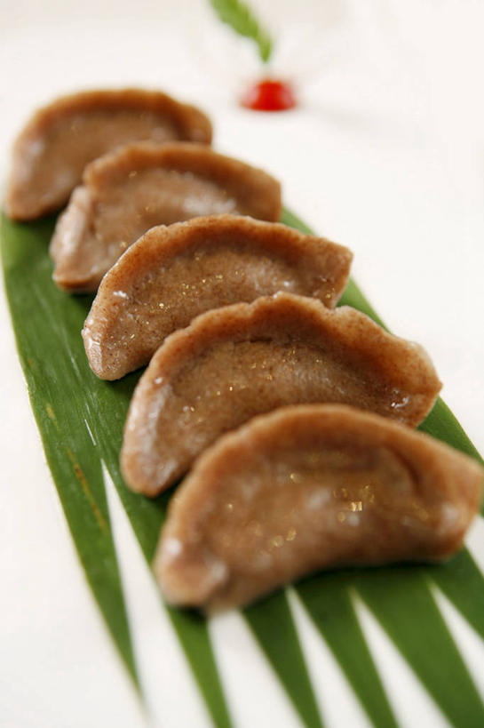 面食,无人,竖图,俯视,室内,特写,白天,白色背景,中餐,餐桌,桌子,叶子,五个,一排,许多,阴影,朦胧,模糊,整齐,反射,影子,料理,食品,饺子,面点,绿叶,小吃,食物,排列,中式,嫩叶,摄影,影棚,餐台,队列,水饺,叶,叶片,彩图,高角度拍摄,影棚拍摄,拍摄