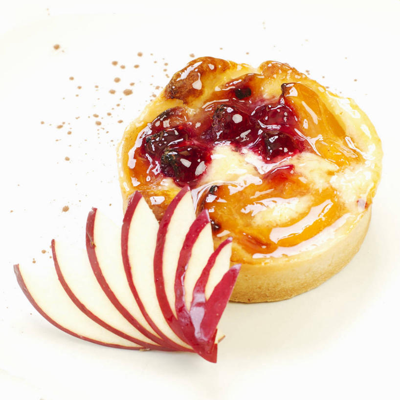 点心,无人,竖图,俯视,室内,特写,白天,白色背景,下午茶,水,餐桌,桌子,苹果,水果,阴影,新鲜,反射,液体,影子,水滴,生食,食品,果实,蛋挞,水珠,食物,糕点,摄影,有机食品,绿色食品,影棚,餐台,蛋塔,彩图,高角度拍摄,影棚拍摄,拍摄,苹果蛋挞