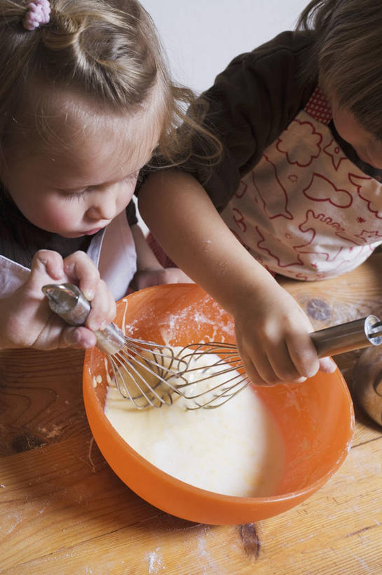 西方人,儿童,两个人,家庭,坐,竖图,俯视,室内,白天,烹饪,纯洁,餐桌,桌子,厨具,金属制品,欧洲,欧洲人,握,阴影,服装,反射,金属,木制,粉末,影子,塑料,面粉,粮食,注视,休闲装,一个,小孩,衣服,木制品,容器,塑料制品,打蛋器,搅拌器,碗,低头,观察,看,休闲,温暖,温馨,一家人,休闲服,粉,可爱,童年,童趣,握着,服饰,单个,餐台,观看,储藏,农产品,和睦,察看,储存,关注,童真,烂漫,无邪,烹饪用具,原材料,粉状,手动打蛋器,天真,女孩,女人,女性,白种人,烹调用具,烹调,坐着,半身,彩图,高角度拍摄,融洽,贮存,女生