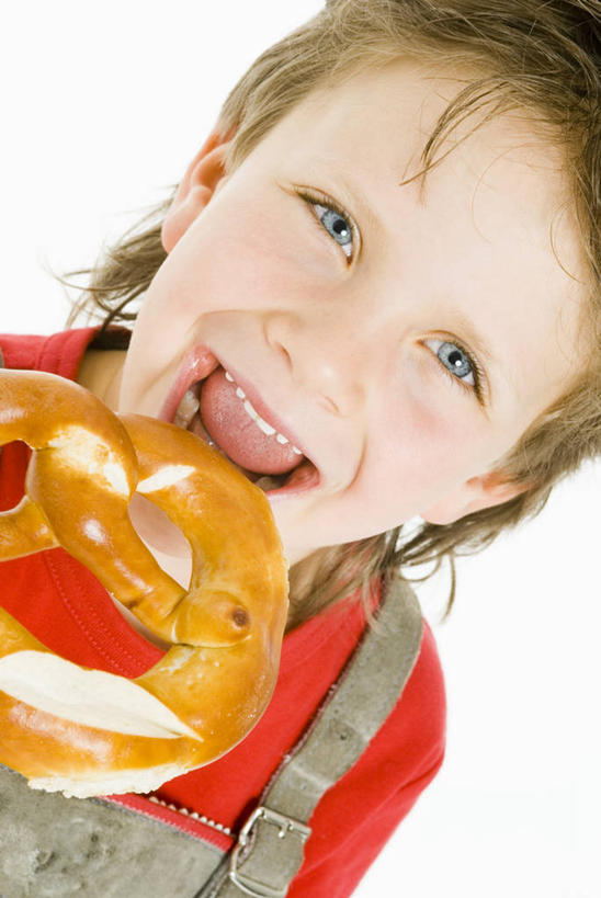 点心,西方人,儿童,脸,头,脸颊,一个人,竖图,俯视,室内,特写,白天,白色背景,纯洁,欧洲,欧洲人,仅一个男性,仅一个人,阴影,服装,裤子,反射,影子,食品,面点,注视,休闲装,肩膀,食物,糕点,一个,小孩,衣服,红色,饼干,零食,观察,看,张嘴,仅一个小孩,休闲,休闲服,背带裤,可爱,童年,童趣,摄影,服饰,影棚,单个,观看,察看,关注,张大嘴巴,童真,烂漫,无邪,饭单裤,工装裤,椒盐卷饼,天真,男孩,男人,男性,白种人,孩子,头部,脸部,脸蛋,面部,张开嘴,半身,彩图,高角度拍摄,影棚拍摄,拍摄,男生