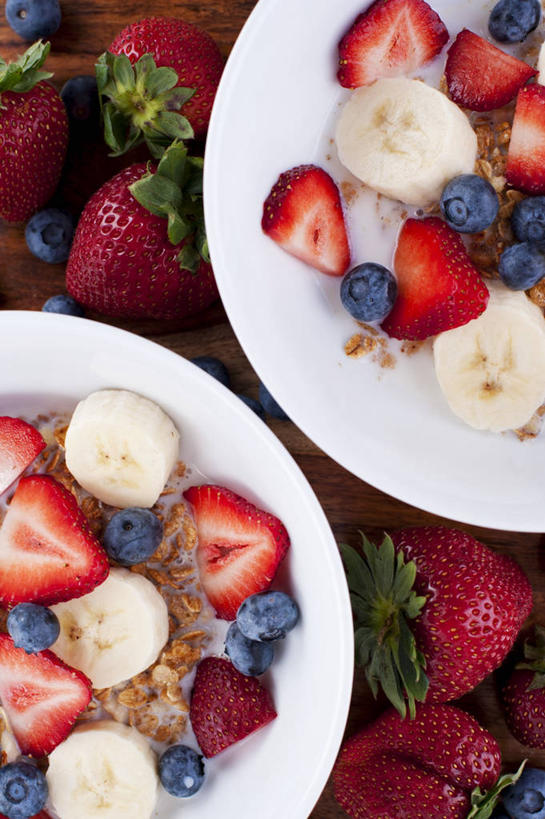 无人,竖图,俯视,室内,特写,白天,早餐,草莓,浆果,蓝莓,水果,一堆,许多,阴影,堆叠,堆积,新鲜,反射,影子,谷物,生食,食品,果实,美食,饮食,食物,红色,蓝色,保健,有机食品,绿色食品,堆,麦片,燕麦片,洋莓,水果皇后,山都柿,蓝浆果,蓝靛果,红莓,地莓,彩图,高角度拍摄