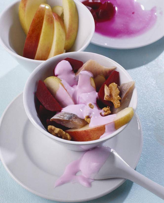 海鲜,无人,竖图,俯视,室内,特写,白天,餐桌,桌子,苹果,蔬菜,餐具,水果,一堆,许多,阴影,堆叠,堆积,新鲜,反射,碟子,盘,影子,勺子,陶瓷,核桃,肉,生食,鱼肉,食品,坚果,果实,陶瓷制品,甜菜,蔬果,水产,肉类,海洋生物,食物,白色,盘子,容器,调羹,碟,汤匙,碗,干果,有机食品,绿色食品,餐台,储藏,堆,鲱鱼,储存,水生动物,海产品,水生物,肉食,海底动物,胡桃,羌桃,菾菜,彩图,高角度拍摄,贮存