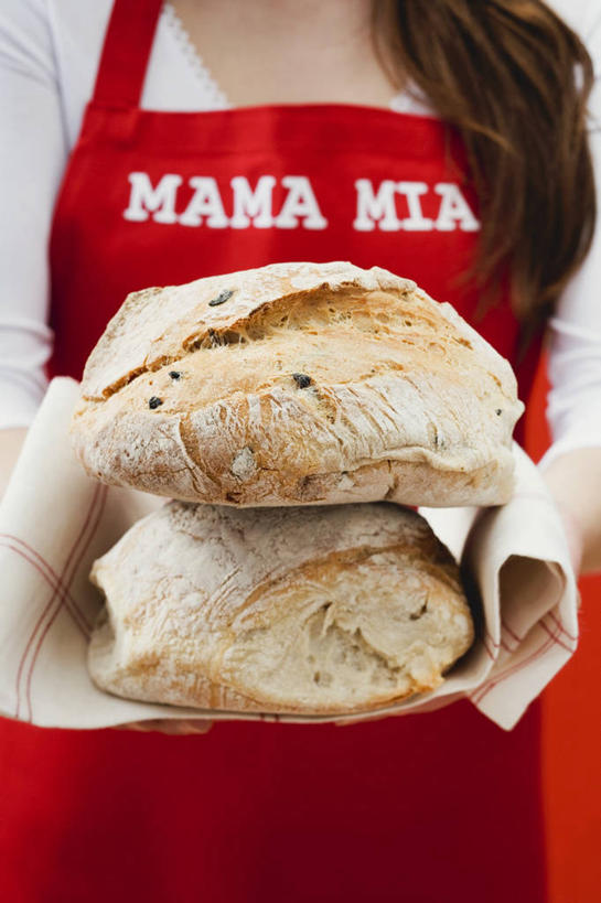 点心,面包,西方人,一个人,站,竖图,室内,白天,正面,橄榄,水果,欧洲,欧洲人,仅一个年轻女性,仅一个女性,仅一个人,一堆,阴影,堆叠,堆积,服装,新鲜,反射,英文,标志,布料,围裙,文字,影子,字符,字母,生食,食品,面点,果实,布纹,休闲装,标识,桌布,食物,糕点,两个,衣服,红色,餐巾,台布,站着,休闲,休闲服,服饰,有机食品,绿色食品,堆,英文字母,白面包,年轻女性,女人,女性,白种人,青果,白榄,站立,半身,彩图