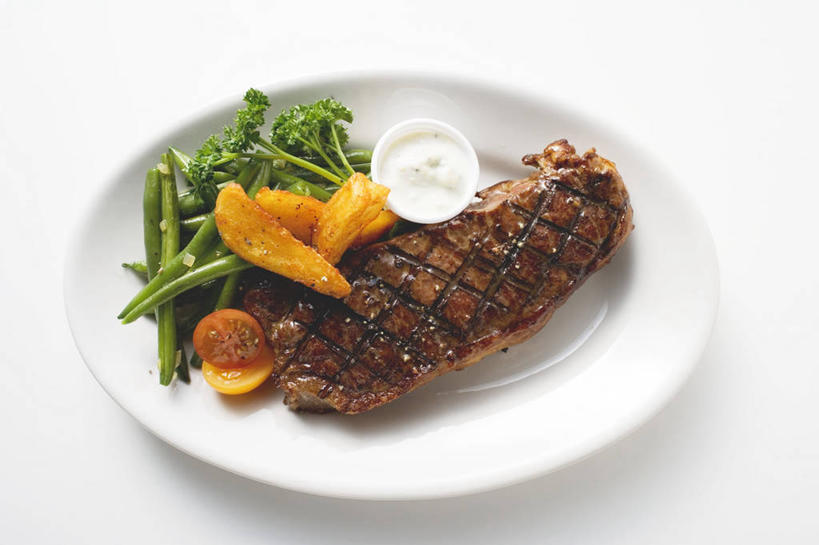 无人,横图,俯视,室内,特写,白天,白色背景,烹饪,西餐,植物,餐桌,桌子,豆,蔬菜,西红柿,小番茄,餐具,项链,叶子,一堆,许多,阴影,堆叠,堆积,新鲜,反射,碟子,盘,影子,豆类,豆子,肉,牛排,牛肉,料理,食品,绿叶,菜肴,美食,肉类,装饰品,食物,一个,红色,白色,盘子,饰品,首饰,碟,嫩叶,西式,摄影,佳肴,有机食品,绿色食品,影棚,单个,餐台,堆,肉食,豆科,小西红柿,樱桃小番茄,珍珠小番茄,叶,叶片,樱桃番茄,圣女果,番茄,彩图,高角度拍摄,影棚拍摄,拍摄