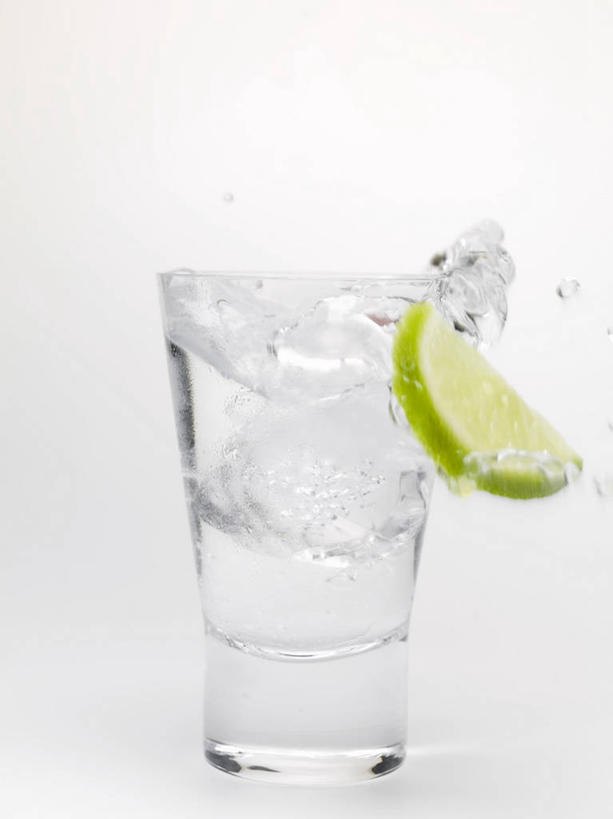 无人,竖图,室内,特写,白天,白色背景,正面,水,餐桌,桌子,杯子,水果,阴影,飞溅,新鲜,溅,反射,液体,影子,冰,水滴,生食,冰块,食品,果实,饮用水,冷冻,玻璃制品,水珠,食物,一个,水杯,矿泉水,寒冷,摄影,有机食品,绿色食品,影棚,冷藏,单个,餐台,冰冷,喷洒,蒸馏水,酸橙,保鲜,代代,玻璃杯,橙子,橙,彩图,影棚拍摄,拍摄