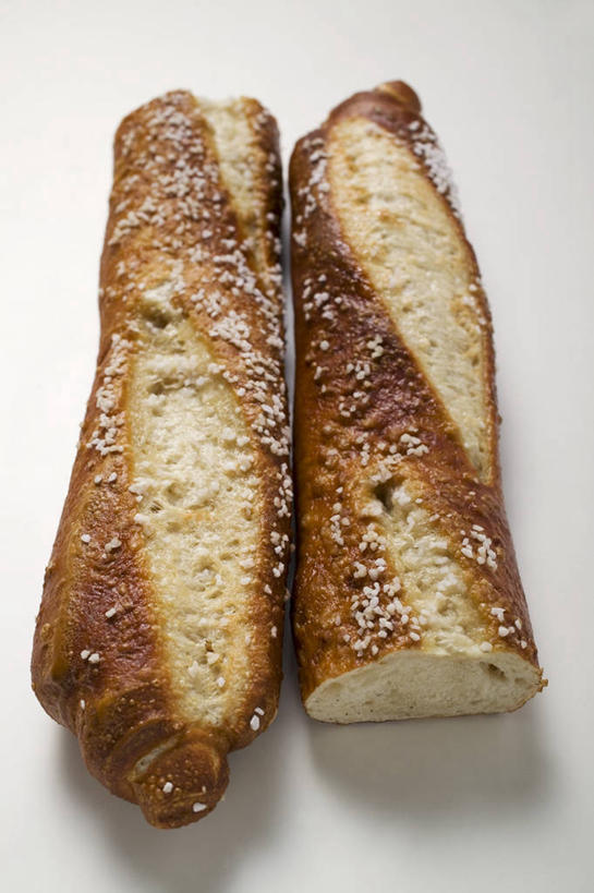 点心,面包,无人,竖图,俯视,室内,特写,白天,白色背景,餐桌,桌子,阴影,反射,影子,调料,盐,食品,面点,调味品,调味料,食盐,食物,糕点,两个,摄影,影棚,餐台,彩图,高角度拍摄,影棚拍摄,拍摄