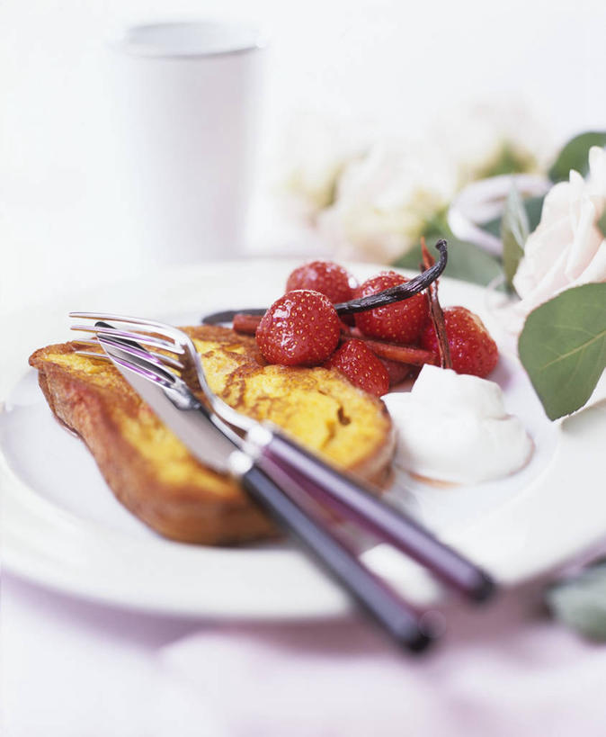 点心,面包,无人,竖图,俯视,室内,特写,白天,餐桌,筷子,桌子,草莓,浆果,餐具,水果,一双,阴影,朦胧,模糊,新鲜,反射,碟子,盘,影子,生食,食品,面点,甜点,甜品,果实,文化,吐司,传统,食物,糕点,一个,红色,白色,盘子,碟,甜食,奶油,有机食品,绿色食品,单个,餐台,法式面包,礼节,乳制品,礼仪,吐司面包,激凌,克林姆,淇淋,进餐用具,洋莓,水果皇后,红莓,地莓,彩图,高角度拍摄,多士,听型面包