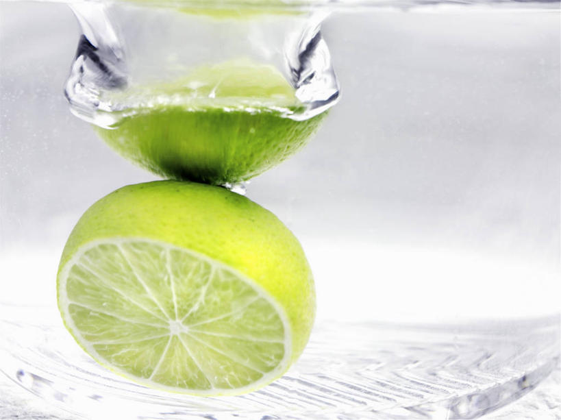 无人,横图,俯视,室内,特写,白天,白色背景,水,水果,阴影,飞溅,新鲜,溅,反射,液体,影子,水滴,生食,食品,果实,水珠,食物,摄影,有机食品,绿色食品,影棚,喷洒,横截面,剖面,酸橙,代代,截面,截面图形,橙子,橙,彩图,高角度拍摄,影棚拍摄,拍摄