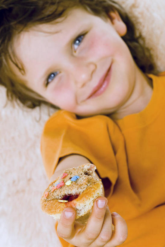 点心,西方人,儿童,脸,头,脸颊,手,一个人,笑,微笑,竖图,室内,特写,白天,正面,下午茶,纯洁,欧洲,欧洲人,仅一个男性,仅一个人,握,阴影,服装,反射,影子,食品,注视,休闲装,松饼,肩膀,食物,糕点,一个,小孩,衣服,黄色,观察,看,仅一个小孩,休闲,手部,休闲服,可爱,童年,童趣,握着,服饰,单个,观看,单手,察看,关注,童真,烂漫,无邪,玛芬蛋糕,天真,男孩,男人,男性,白种人,孩子,头部,脸部,脸蛋,面部,半身,彩图,男生