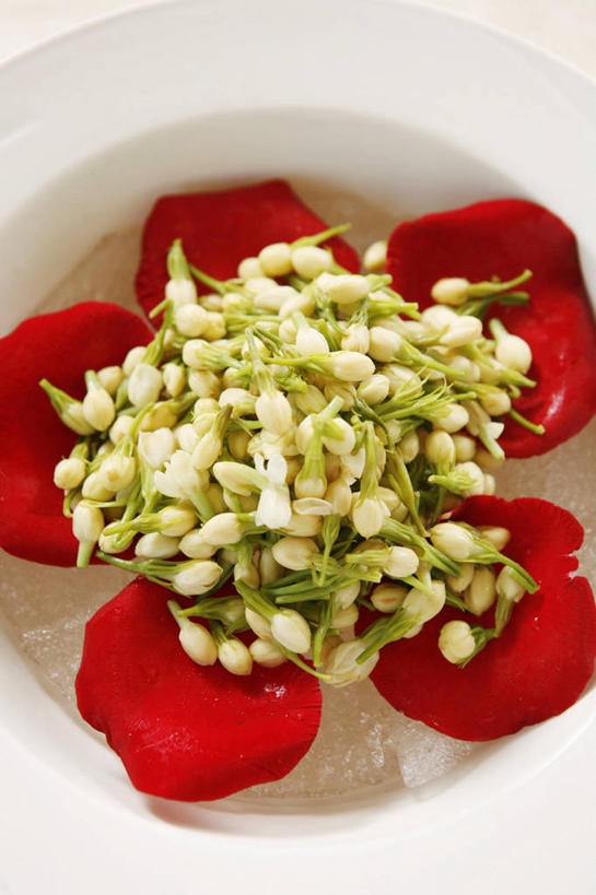 无人,竖图,俯视,室内,特写,白天,餐桌,桌子,一堆,许多,阴影,堆叠,堆积,朦胧,模糊,盛开,反射,影子,陶瓷,陶瓷制品,花蕾,赤素馨花,花,花瓣,花朵,鲜花,一个,白色,容器,碗,花苞,花蕊,单个,餐台,储藏,堆,储存,缅栀子,蛋黄花,鸡蛋花,缅栀花,大季花,印度素馨,彩图,高角度拍摄,贮存