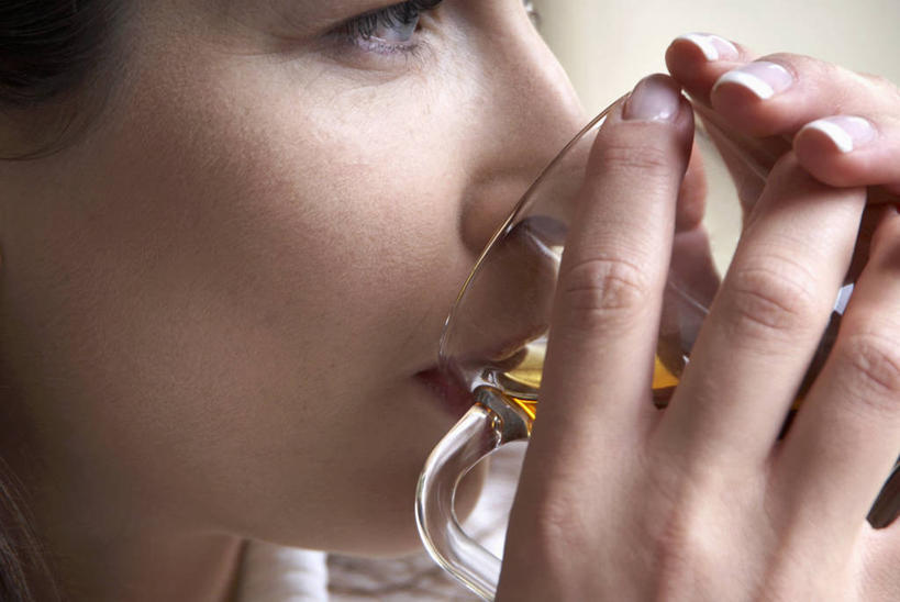 西方人,儿童,脸,头,脸颊,脖子,手,一个人,捧,横图,室内,特写,白天,侧面,幸福,纯洁,茶,杯子,欧洲,欧洲人,双手,仅一个女性,仅一个人,喝,阴影,反射,影子,茶叶,一杯,娱乐,玻璃制品,小孩,水杯,仅一个小孩,享受,休闲,温馨,手部,放松,可爱,乐趣,童年,童趣,提神,舒适,醒脑,童真,烂漫,无邪,天真,女孩,女人,女性,白种人,孩子,头部,脖,颈,颈部,脸部,脸蛋,面部,玻璃杯,端,端着,捧着,手捧,半身,彩图,女生