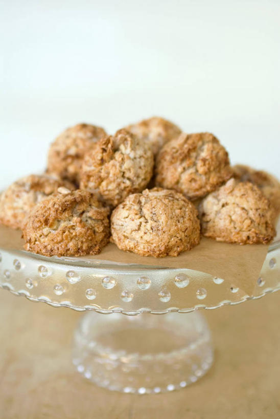 点心,无人,竖图,俯视,室内,特写,白天,白色背景,餐桌,桌子,椰子,餐具,一堆,许多,阴影,堆叠,堆积,反射,碟子,盘,影子,食品,食物,盘子,碟,饼干,零食,摄影,影棚,餐台,堆,大椰,胥余,椰瓢,越王头,蛋糕台,彩图,高角度拍摄,影棚拍摄,拍摄,杏仁饼干,意大利杏仁饼干