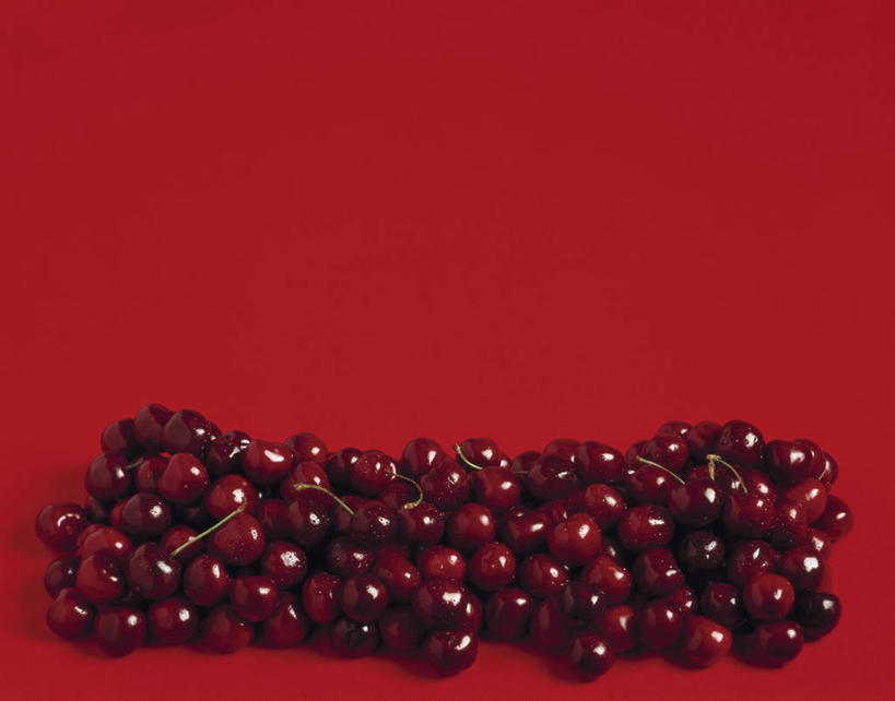 无人,横图,俯视,室内,特写,白天,兴奋,热情,餐桌,桌子,樱桃,水果,一堆,许多,阴影,堆叠,堆积,红色背景,新鲜,反射,影子,生食,食品,果实,开放,食物,红色,健康,温暖,奔放,活力,积极,激情,摄影,朝气,有机食品,绿色食品,影棚,餐台,堆,暖色,吉祥,生命,饱满,革命,热烈,赤色,充实,斗志,喜气,主动,樱珠,莺桃,英桃,楔桃,牛桃,荆桃,彩图,高角度拍摄,影棚拍摄,欢乐,拍摄