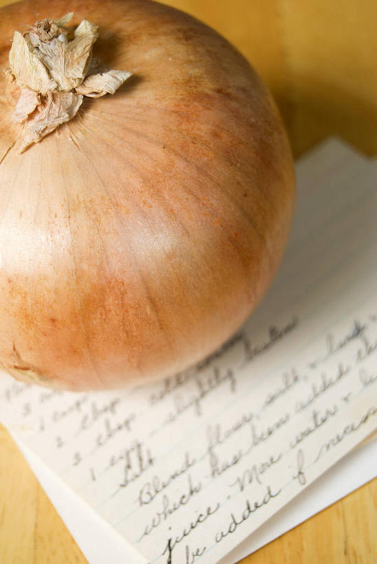 无人,竖图,俯视,室内,特写,白天,餐桌,桌子,蔬菜,洋葱,阴影,新鲜,反射,英文,标志,文字,影子,字符,字母,食品,标识,食物,一个,有机食品,绿色食品,单个,餐台,信件,英文字母,玉葱,函件,圆葱,洋葱头,球葱,葱头,彩图,高角度拍摄