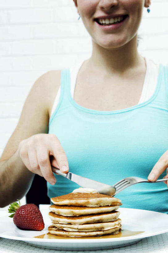 点心,西方人,一个人,坐,笑,微笑,露齿笑,竖图,室内,白天,正面,餐桌,桌子,草莓,浆果,餐具,水果,欧洲,欧洲人,仅一个年轻女性,仅一个女性,仅一个人,一堆,许多,切开,阴影,堆叠,堆积,服装,新鲜,反射,粘稠,叉子,刀叉,刀子,碟子,盘,影子,调料,生食,食品,糖,果实,调味品,调味料,休闲装,文化,小吃,食物,糕点,一个,衣服,红色,白色,盘子,碟,甜食,切,休闲,休闲服,服饰,有机食品,绿色食品,单个,餐台,堆,糖浆,餐刀,薄饼,剖面,黏稠,餐叉,切面,浓厚,法国薄饼,年轻女性,女人,女性,白种人,进餐用具,洋莓,水果皇后,红莓,地莓,坐着,半身,彩图