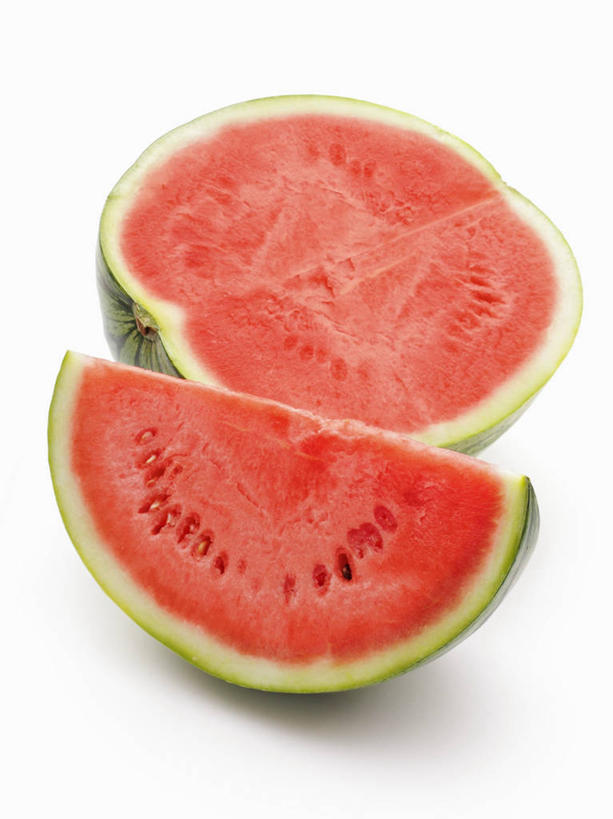 无人,竖图,俯视,室内,特写,白天,白色背景,餐桌,桌子,西瓜,水果,阴影,新鲜,反射,影子,生食,食品,果实,食物,红色,摄影,有机食品,绿色食品,影棚,餐台,横截面,剖面,截面,截面图形,寒瓜,彩图,高角度拍摄,影棚拍摄,拍摄