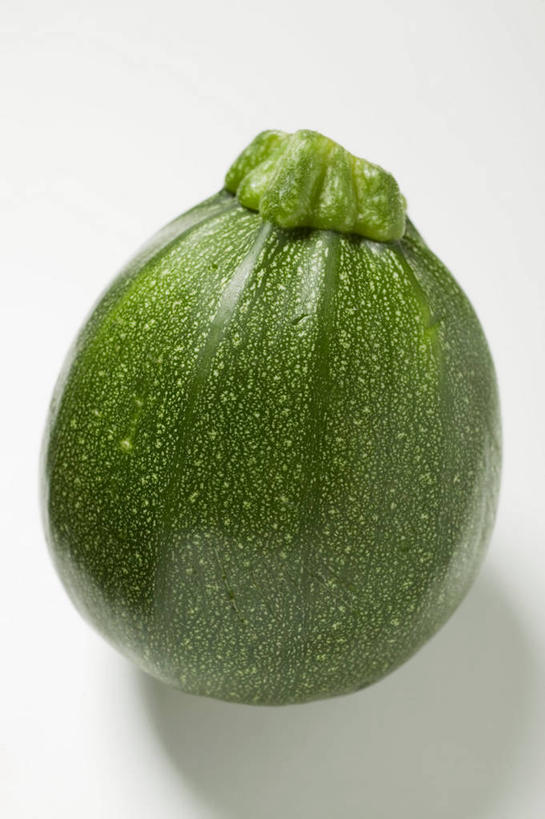 无人,竖图,俯视,室内,特写,白天,白色背景,餐桌,桌子,蔬菜,阴影,新鲜,反射,影子,食品,西葫芦,食物,一个,白瓜,摄影,有机食品,绿色食品,影棚,单个,餐台,茭瓜,彩图,高角度拍摄,影棚拍摄,拍摄