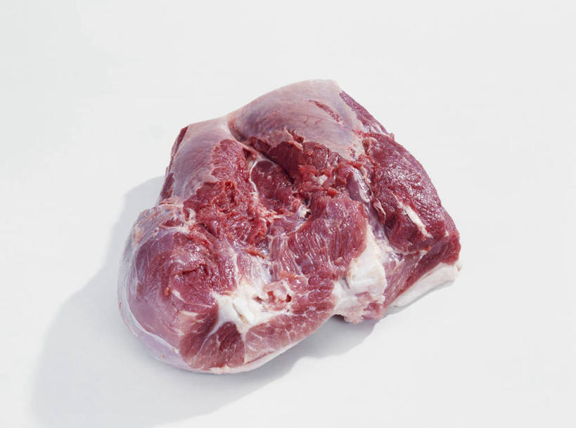 无人,横图,俯视,室内,特写,白天,白色背景,餐桌,桌子,一块,阴影,新鲜,反射,影子,肉,生食,猪肉,肉类,摄影,影棚,餐台,肉食,豚肉,彩图,高角度拍摄,影棚拍摄,拍摄