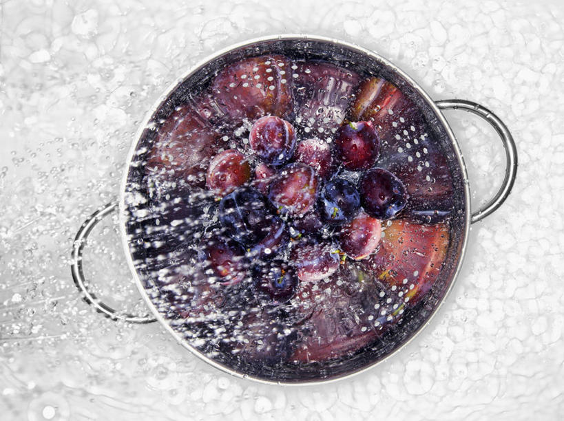 无人,横图,俯视,室内,特写,白天,水,餐桌,桌子,李子,水果,一堆,许多,阴影,堆叠,堆积,飞溅,新鲜,溅,反射,液体,影子,水滴,生食,食品,果实,水珠,食物,有机食品,绿色食品,餐台,堆,喷洒,红李,鸡血李,杏李,清洗,彩图,高角度拍摄