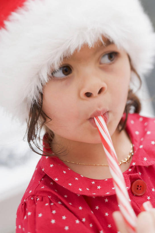 西方人,儿童,一个人,站,吃,竖图,室内,白天,正面,纯洁,帽子,欧洲,欧洲人,仅一个女性,仅一个人,阴影,服装,反射,影子,食品,糖,糖果,甜点,甜品,注视,休闲装,食物,一个,小孩,衣服,红色,甜食,观察,看,站着,仅一个小孩,休闲,休闲服,圣诞帽,可爱,童年,童趣,服饰,单个,观看,察看,关注,童真,硬糖,烂漫,无邪,拐杖糖,一顶,棉帽,天真,女孩,女人,女性,白种人,孩子,嚼,食,站立,半身,彩图,女生