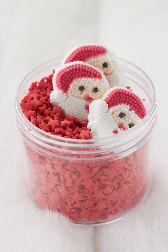 无人,竖图,俯视,室内,特写,白天,白色背景,餐桌,桌子,玻璃,圣诞节,一堆,许多,圣诞老人,阴影,堆叠,堆积,节日,庆祝,反射,影子,星星,食品,糖,糖果,甜点,甜品,文化,玻璃制品,食物,一个,红色,玻璃瓶,瓶子,甜食,庆典,星形,摄影,影棚,单个,餐台,纪念,堆,五角形,硬糖,广口瓶,五角星,彩图,高角度拍摄,影棚拍摄,拍摄,拟人