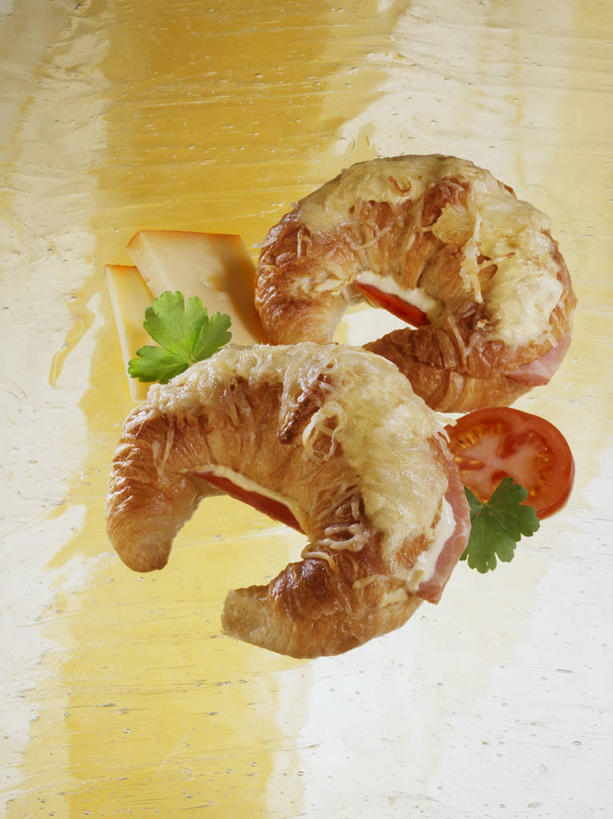 点心,面包,奶酪,无人,竖图,俯视,室内,特写,白天,餐桌,桌子,蔬菜,西红柿,小番茄,阴影,新鲜,反射,影子,肉,干酪,起司,食品,面点,羊角面包,芝士,营养,火腿,猪肉,肉类,食物,腌制,糕点,红色,乳酪,牛角面包,有机食品,绿色食品,餐台,乳制品,发酵,肉食,豚肉,熏制,火肉,兰熏,猪腿,小西红柿,樱桃小番茄,珍珠小番茄,樱桃番茄,圣女果,番茄,彩图,高角度拍摄