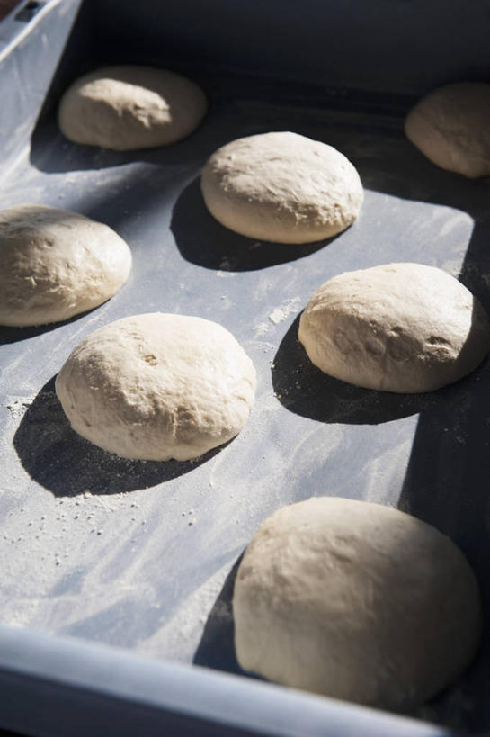 无人,竖图,俯视,室内,特写,白天,烹饪,西餐,餐桌,桌子,餐具,金属制品,许多,阴影,反射,金属,碟子,粉末,盘,影子,面粉,料理,食品,披萨,匹萨,粮食,菜肴,美食,食物,排列,盘子,碟,快餐,粉,西式,佳肴,餐台,农产品,比萨,西式快餐,垃圾食品,原材料,意大利薄饼,粉状,摆列,彩图,高角度拍摄,布列,分列