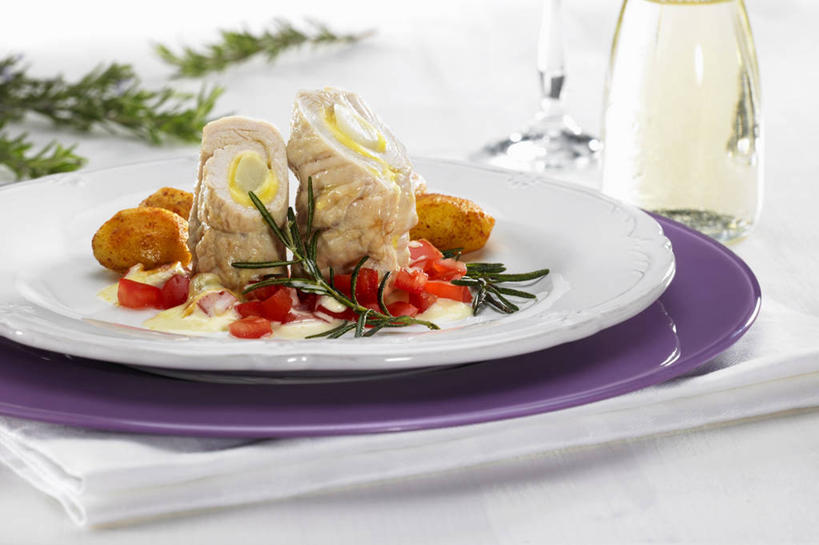 无人,横图,俯视,室内,特写,白天,烹饪,西餐,餐桌,桌子,芦笋,蔬菜,土豆,许多,阴影,新鲜,反射,影子,调料,酱料,酱汁,肉,食用油,油,佐料,橄榄油,料理,食品,调味品,调味料,猪肉,酱,菜肴,美食,肉类,玻璃制品,食物,玻璃瓶,瓶子,西式,佳肴,有机食品,绿色食品,餐台,迷迭香,肉食,植物油,豚肉,馍馍蛋,海洋之露,猪尾巴,药鸡豆子,洋芋,石刁柏,山药蛋,蚂蚁杆,马铃薯,龙须菜,狼尾巴根,彩图,高角度拍摄