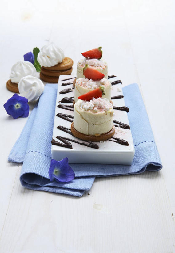 点心,无人,竖图,俯视,室内,特写,白天,白色背景,餐桌,桌子,草莓,浆果,水果,阴影,新鲜,装饰,盛开,反射,布料,影子,生食,食品,甜点,甜品,果实,曲奇,花蕾,布纹,慕斯蛋糕,桌布,花,花瓣,花朵,鲜花,食物,红色,餐巾,台布,饼干,甜食,零食,花苞,花蕊,摄影,有机食品,绿色食品,影棚,餐台,慕斯,华丽,修饰,点缀,曲奇饼,曲奇饼干,衬托,美观,雅致,雅观,洋莓,水果皇后,红莓,地莓,彩图,高角度拍摄,影棚拍摄,拍摄