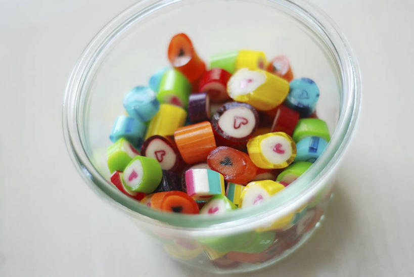 无人,横图,俯视,彩色,室内,特写,白天,白色背景,餐桌,桌子,杯子,一堆,许多,阴影,堆叠,堆积,反射,影子,食品,糖,糖果,甜点,甜品,玻璃制品,食物,一个,水杯,甜食,摄影,影棚,单个,餐台,堆,五颜六色,色彩斑斓,五彩缤纷,硬糖,五彩斑斓,五光十色,玻璃杯,彩图,高角度拍摄,影棚拍摄,拍摄