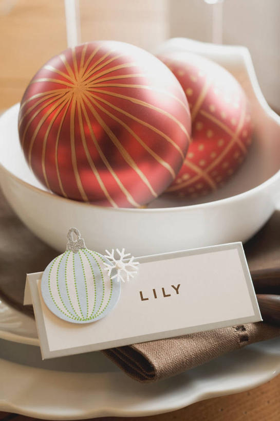 无人,竖图,俯视,室内,特写,白天,餐桌,桌子,静物,圣诞节,阴影,节日,庆祝,装饰,反射,英文,标志,挂饰,文字,影子,字符,陶瓷,字母,圣诞球,陶瓷制品,文化,标识,球,两个,白色,容器,碗,庆典,球体,餐台,纪念,储藏,华丽,修饰,点缀,储存,衬托,美观,雅致,雅观,彩图,高角度拍摄,贮存