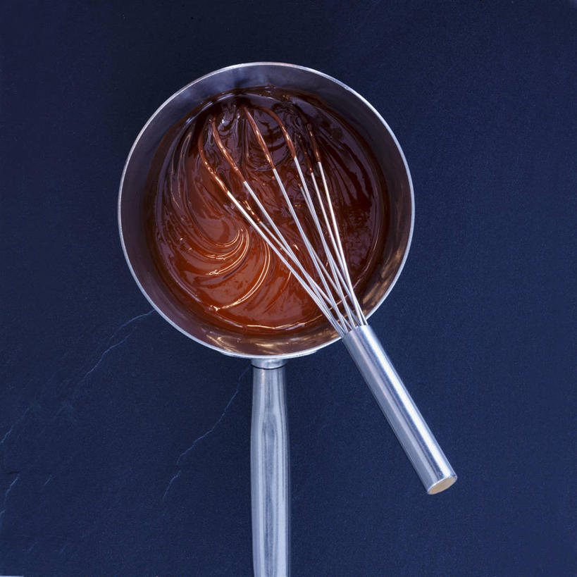 无人,方图,俯视,室内,特写,白天,烹饪,餐桌,桌子,厨具,金属制品,阴影,蓝色背景,反射,金属,炖锅,锅子,影子,陶瓷,食品,糖,糖果,甜点,甜品,陶瓷制品,锅,食物,一个,打蛋器,搅拌器,甜食,巧克力,摄影,影棚,单个,餐台,锅具,朱古力,烹饪用具,手动打蛋器,烹调用具,烹调,彩图,高角度拍摄,影棚拍摄,拍摄