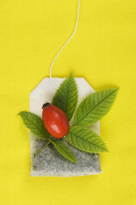 无人,竖图,俯视,室内,特写,白天,餐桌,桌子,水果,叶子,阴影,黄色背景,新鲜,反射,影子,生食,食品,果实,绿叶,茶包,食物,一个,红色,果肉,嫩叶,摄影,有机食品,绿色食品,影棚,单个,餐台,袋泡茶,蔷薇果,玫瑰果,叶,叶片,彩图,高角度拍摄,影棚拍摄,拍摄