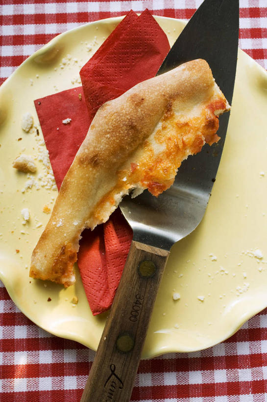 无人,竖图,俯视,室内,特写,白天,烹饪,西餐,餐桌,桌子,金属制品,一把,阴影,反射,金属,布料,铲子,方格,格子,影子,料理,食品,披萨,匹萨,布纹,菜肴,美食,桌布,食物,餐巾,台布,快餐,西式,佳肴,餐台,比萨,西式快餐,垃圾食品,意大利薄饼,彩图,高角度拍摄