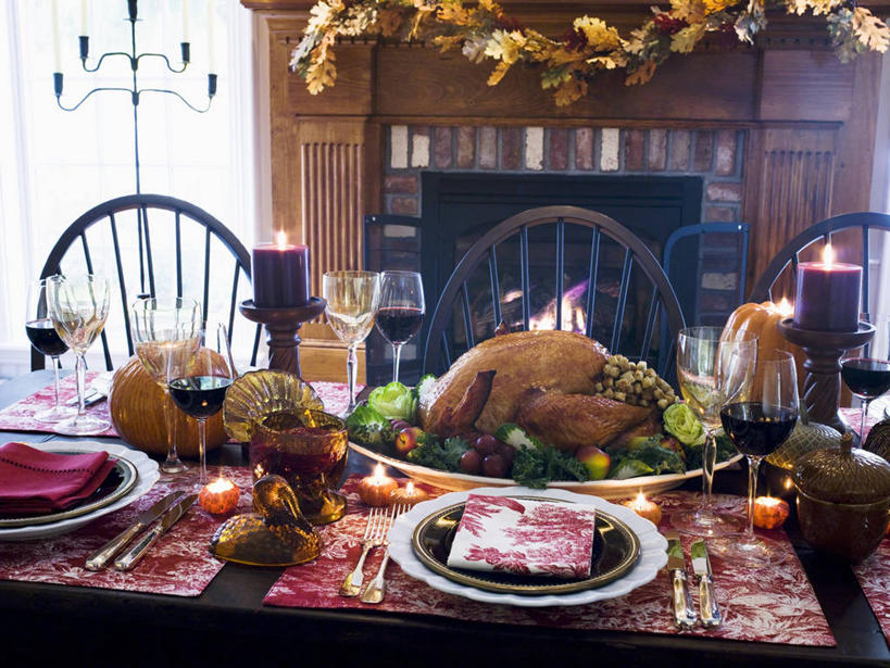 红酒,葡萄酒,无人,横图,俯视,室内,白天,壁炉,餐桌,桌子,蔬菜,杯子,餐具,蜡烛,椅子,阴影,节日,庆祝,新鲜,反射,光线,叉子,刀叉,刀子,碟子,高脚杯,火焰,盘,影子,烛光,饭厅,木椅,鸡肉,肉,食品,红酒杯,火鸡,酒类,燃烧,文化,肉类,玻璃制品,酒,食物,饮料,盘子,酒杯,碟,点燃,取暖,庆典,红葡萄酒,有机食品,绿色食品,餐台,纪念,葡萄酒杯,餐刀,肉食,餐叉,感恩节,玻璃杯,进餐用具,彩图,高角度拍摄,取暖设备