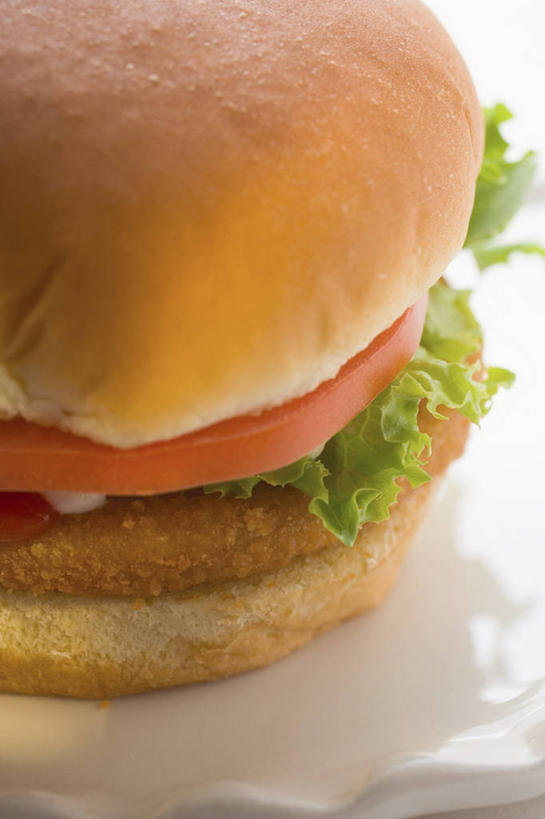 无人,竖图,俯视,室内,特写,白天,烹饪,西餐,餐桌,桌子,蔬菜,西红柿,阴影,新鲜,反射,影子,生菜,莴苣,调料,鸡肉,酱料,酱汁,肉,佐料,汉堡,美乃滋,料理,食品,调味品,调味料,酱,菜肴,美食,肉类,食物,一个,快餐,西式,佳肴,有机食品,绿色食品,单个,餐台,肉食,西式快餐,垃圾食品,蛋黄酱,春菜,鹅仔菜,莴仔菜,千金菜,叶用莴苣,蛋黄沙拉酱,调味油,番茄,彩图,高角度拍摄