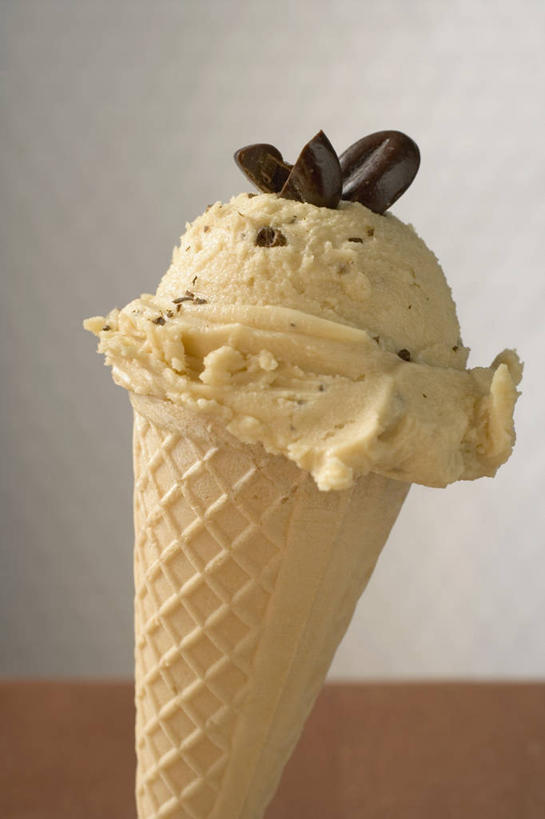 无人,竖图,室内,特写,白天,白色背景,正面,餐桌,桌子,阴影,反射,影子,冰激凌,清凉,冷饮,舒服,冰淇淋,摄影,影棚,餐台,解暑,解渴,雪糕,华夫饼,舒爽,窝夫,格子饼,华夫,格仔饼,压花蛋饼,冰糕,消暑,彩图,影棚拍摄,拍摄