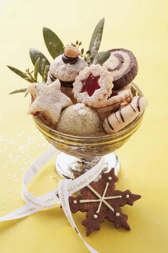 点心,无人,竖图,俯视,室内,特写,白天,餐桌,桌子,叶子,圣诞节,一堆,许多,阴影,堆叠,堆积,黄色背景,节日,庆祝,反射,测量,皮尺,影子,刻度,食品,绿叶,曲奇,文化,食物,尺,饼干,零食,保养,庆典,嫩叶,保健,摄影,影棚,餐台,纪念,堆,测量工具,尺子,减肥,腰围尺,瘦身,曲奇饼,曲奇饼干,量具,量仪,塑料卷尺,叶,叶片,彩图,高角度拍摄,影棚拍摄,拍摄